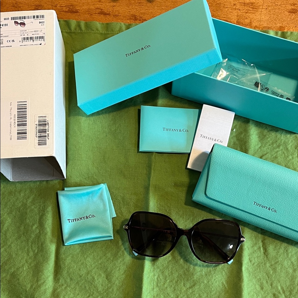 Tiffany & Co. Elegant tortoise Sunglasses